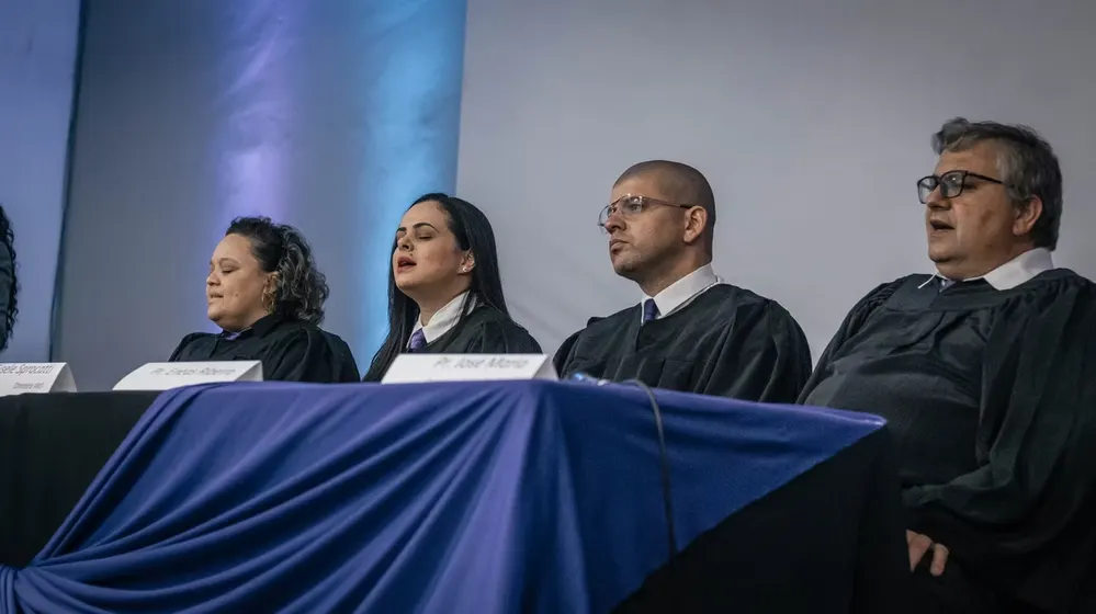 Mesa de autoridades na formatura do Instituto William Seymour
