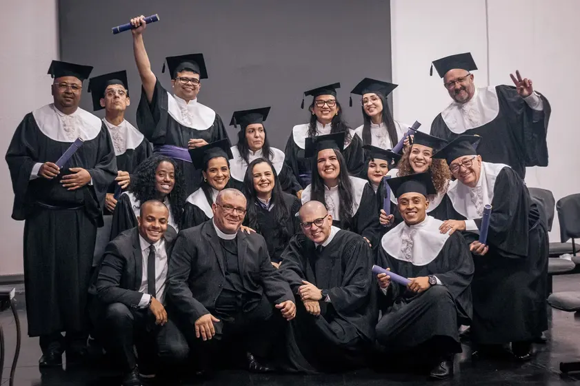 Formandos comemorando com o diploma na formatura
